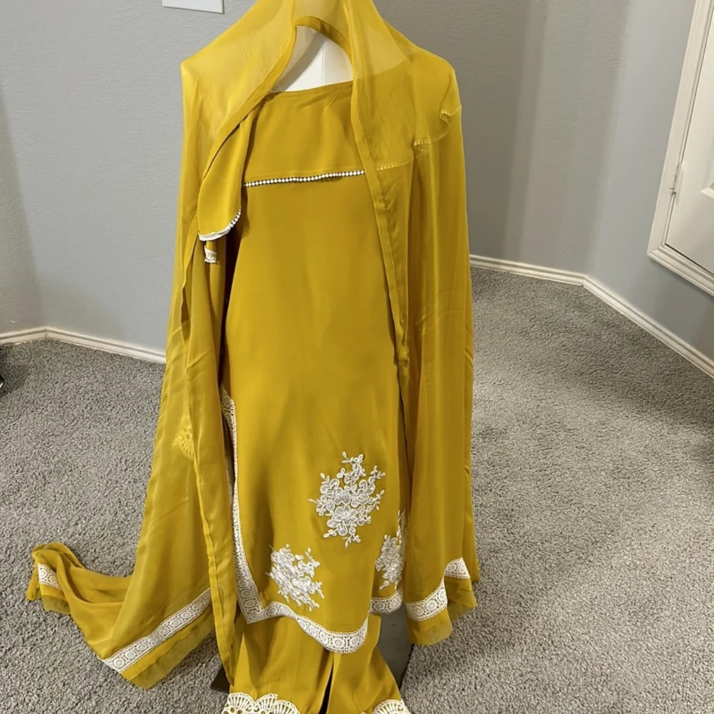 Kurta kameez Duppatta, pants. off shoulder yellow white lace top. long sleeve S - Picture 3 of 14